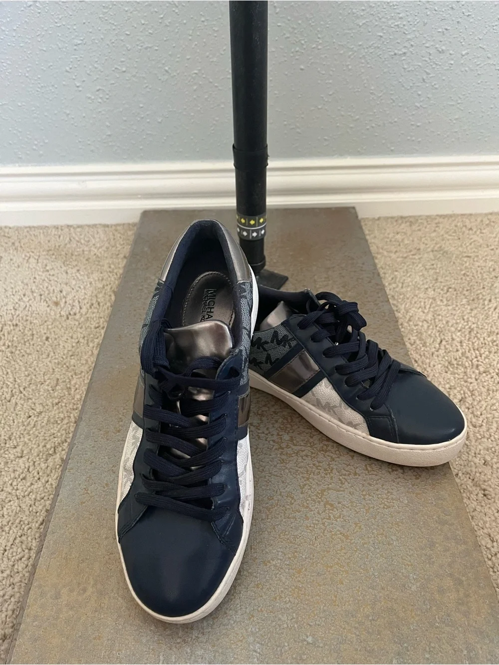 Michael Kors women’s Navy, Gray  Low-Top Sneakers